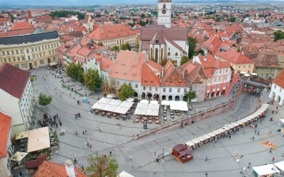 Un nou plan pentru centrul istoric: alt pavaj în Piața Mare, terase închise permanente în piețe și marchize pe Bălcescu, shuttle electric în loc de mașini, copaci în ghivece mobile