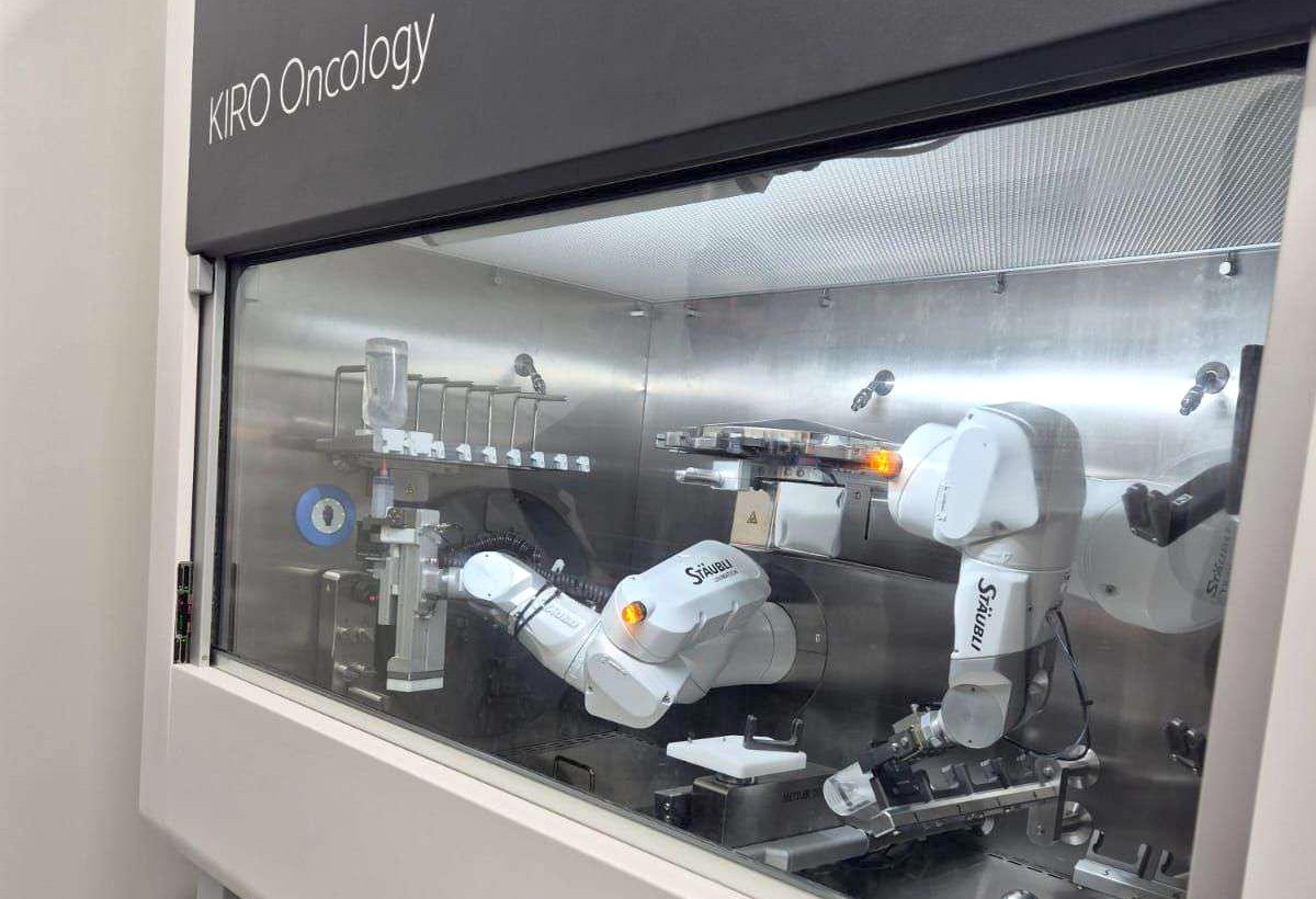 Robotul de 1 milion de euro care prepară soluții pentru tratarea cancerului a ajuns la Spitalul Județean. Mai durează până devine funcțional