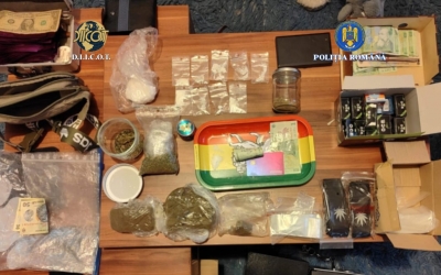 Percheziții în Alba și Sibiu la persoane cercetate pentru trafic de droguri. Cinci persoane au fost reținute