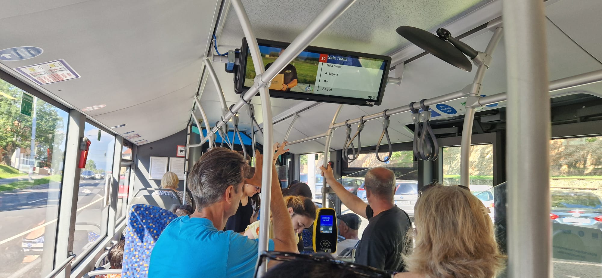 Incident într-un autobuz Tursib: șoferul a frânat brusc în sensul giratoriu de la Ramada și o pasageră s-a rănit la nas. Călător: Ne-a întrebat de ce facem scandal