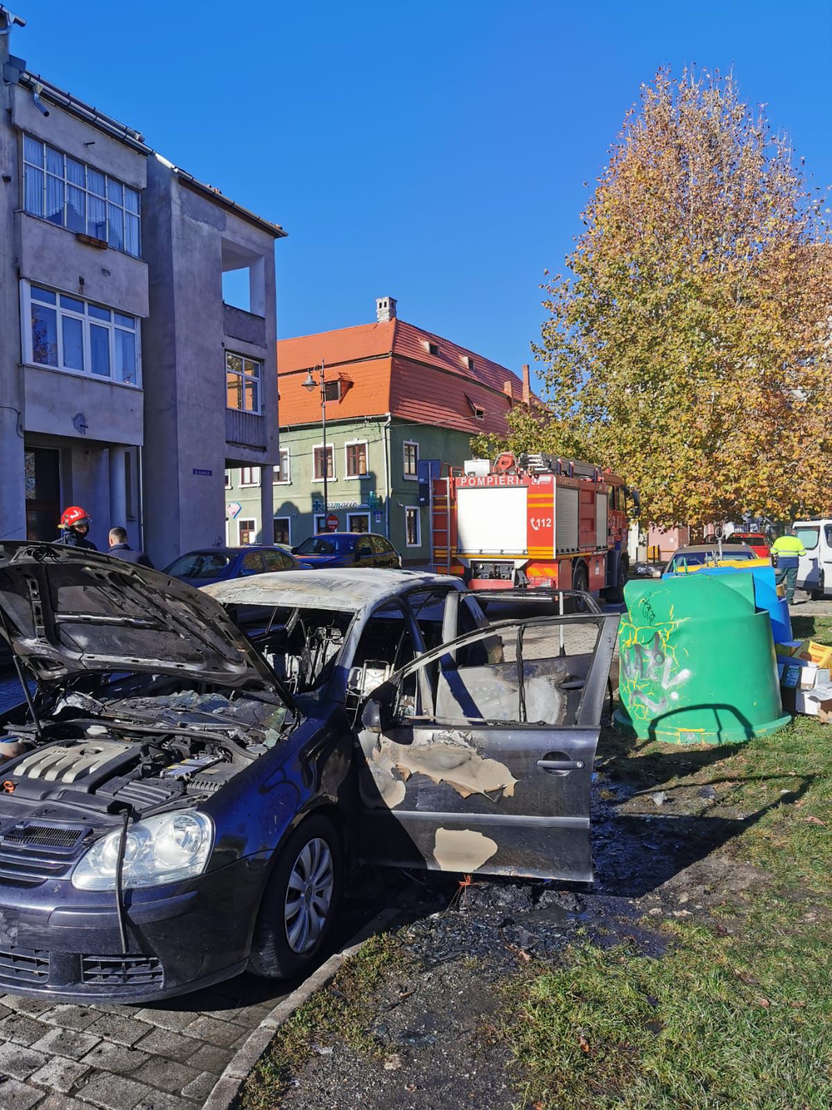 O mașină a ars în totalitate, pe str. Blănarilor. Cauza probabilă:  scurtcircuit la compartimentul motor