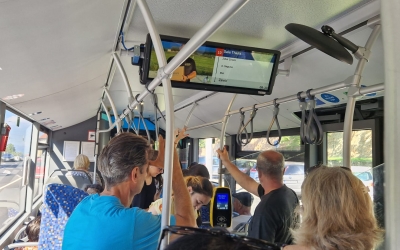 Incident într-un autobuz Tursib: șoferul a frânat brusc în sensul giratoriu de la Ramada și o pasageră s-a rănit la nas. Călător: Ne-a întrebat de ce facem scandal