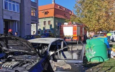 O mașină a ars în totalitate, pe str. Blănarilor. Cauza probabilă:  scurtcircuit la compartimentul motor
