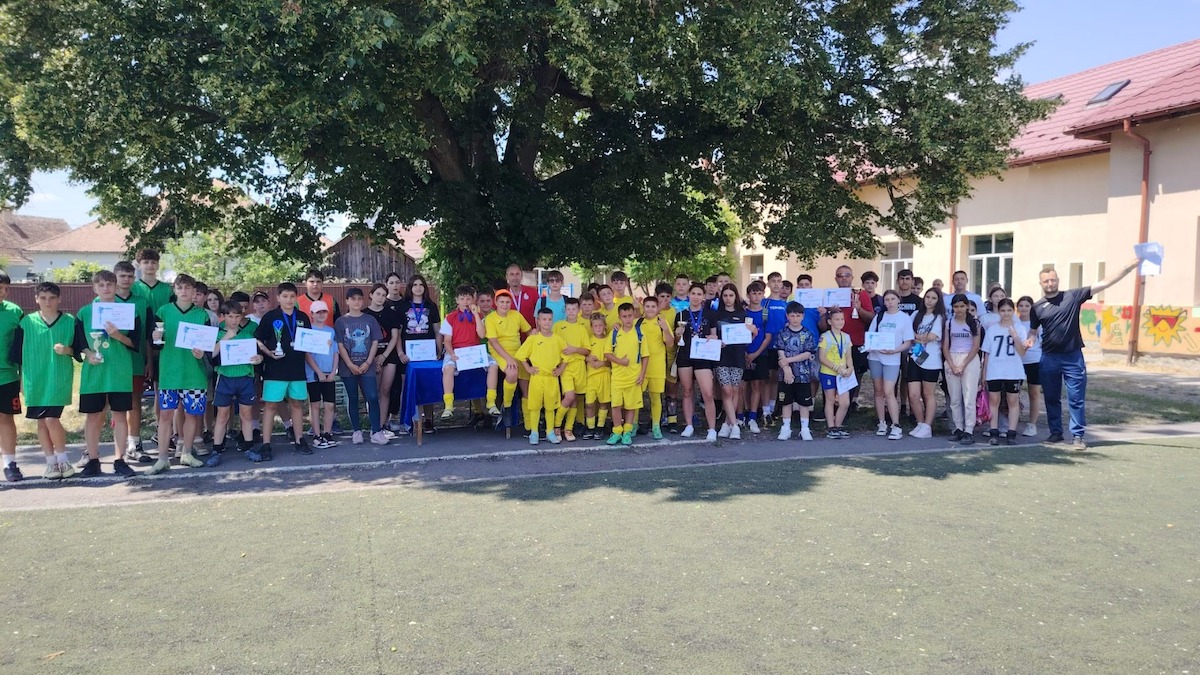 Elevii din Porumbacu de Jos, implicați într-un amplu proiect educativ - sportiv. De la drumeții și până la meciul dintre România și Spania