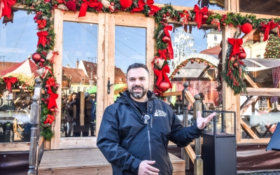 Sibiul e pregătit de sărbătoare: Târgul de Crăciun se deschide vineri seara. Andrei Drăgan: Fără chinezării, cabana Christmas Chalet s-a mutat în Piața Mare, iar de luni încep grătarele