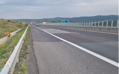 9 milioane de euro pentru remedierea denivelărilor pe aproape 1 km de autostradă, în zona Apoldu. CNAIR a scos la licitație proiectarea și execuția lucrărilor