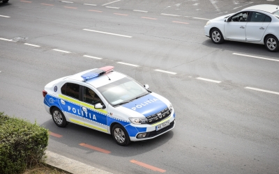 Un șofer cu permisul suspendat nu a oprit la semnalele poliției, apoi a abandonat mașina și a fugit. Polițiștii l-au urmărit și imobilizat