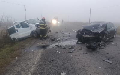 Accident în lanț, cu un microbuz implicat, în apropierea localității Laslea. Circulația pe DN 14 este blocată total