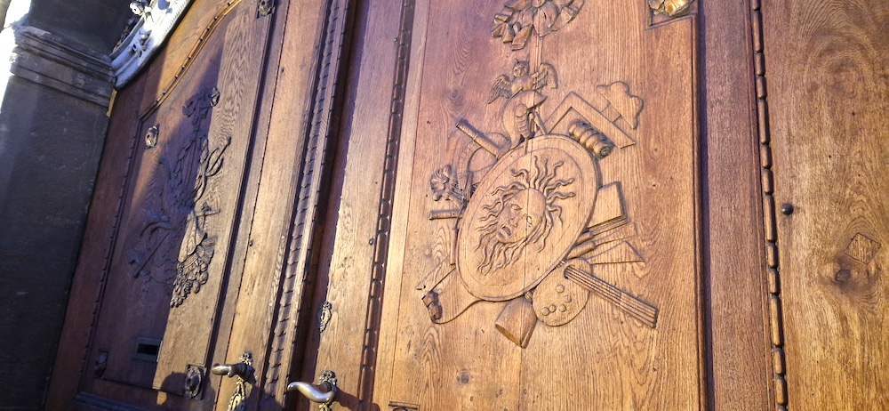 Simboluri masonice, ascunse în văzul tuturor, în centrul Sibiului