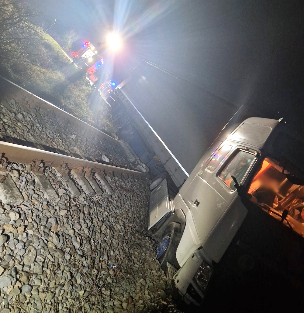 Un șofer beat a rămas cu TIR-ul blocat pe calea ferată, la Apoldu de Jos