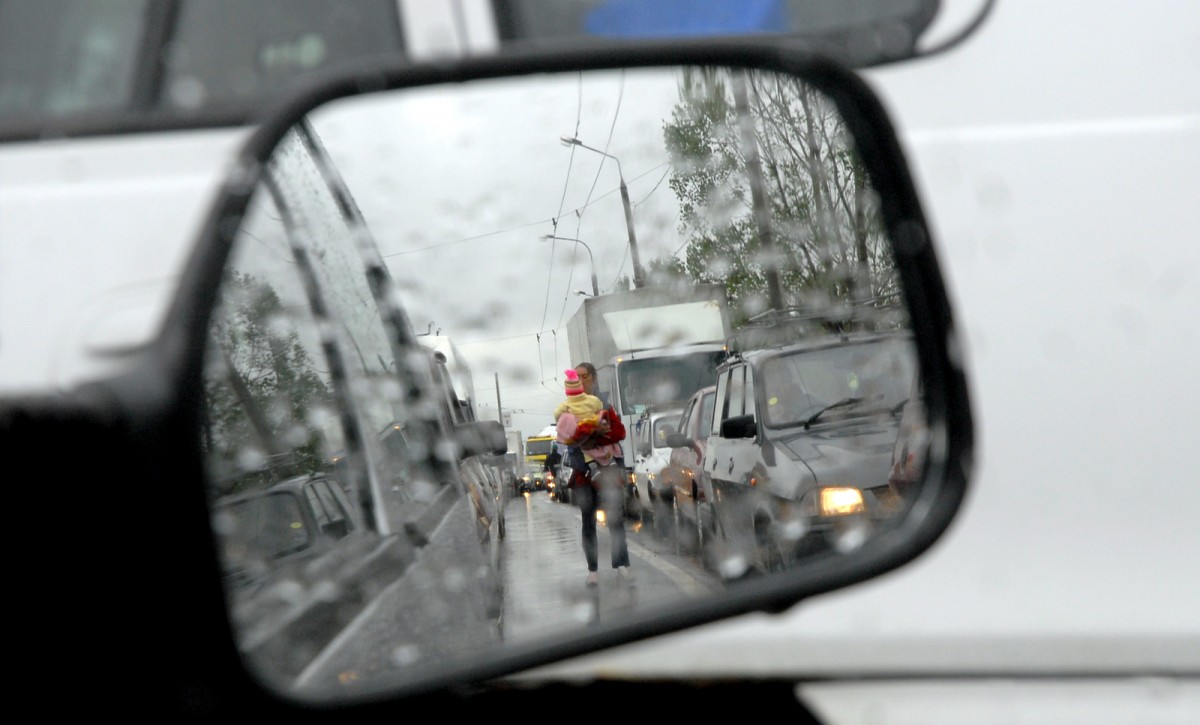 Banii strânși de cerșetorii din Sibiu rămân în județ. Aproape jumătate dintre cei amendați sunt din Tălmaciu, Brateiu și Avrig. Din Brașov vin 5% din cerșetorii amendați în 2025