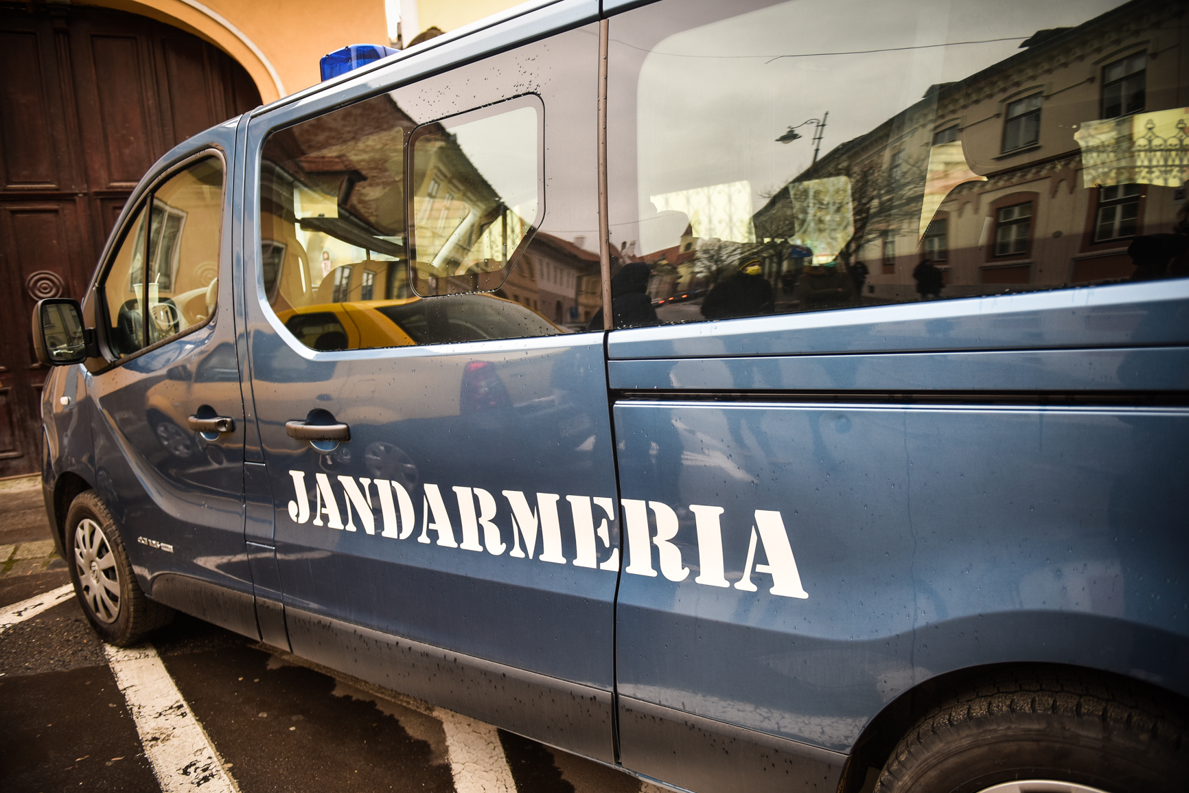 Un jandarm aflat în timpul liber a urmărit și imobilizat un bărbat care a furat o jucărie dintr-un magazin