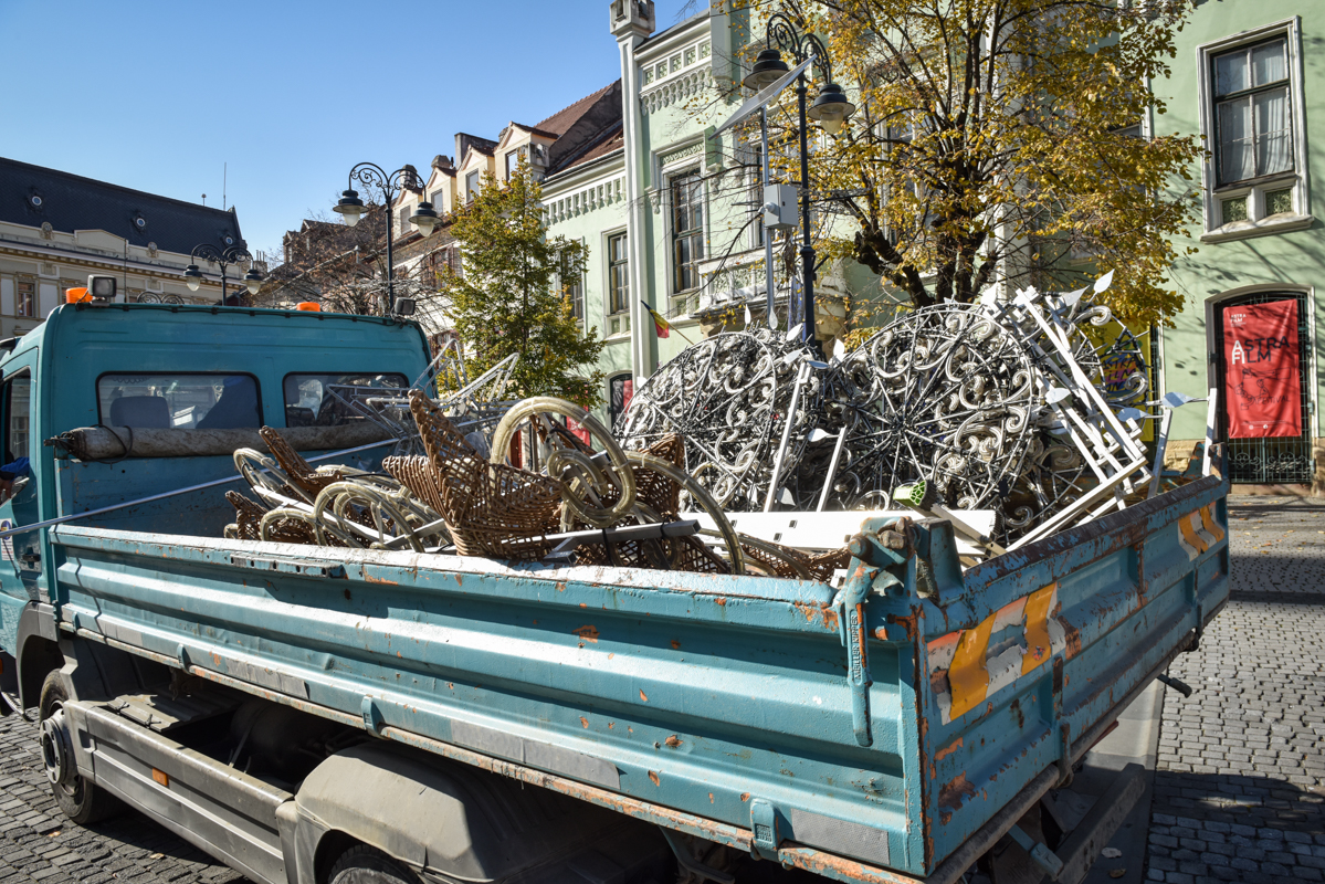 Sibienii sunt puși să plătească prejudicii de peste 300.000 de lei pentru sute de ornamente de Crăciun care nici n-au mai fost amplasate. Hotărârea nu este definitivă