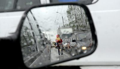 Banii strânși de cerșetorii din Sibiu rămân în județ. Aproape jumătate dintre cei amendați sunt din Tălmaciu, Brateiu și Avrig. Din Brașov vin 5% din cerșetorii amendați în 2025