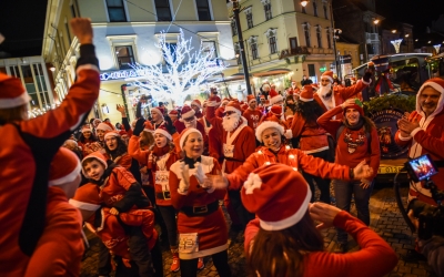 Centrul Sibiului se va umple din nou cu moși, la Marea MoșMondeală. „Nu există cronometre, recorduri sau podiumuri - doar Moși Crăciun de toate vârstele”