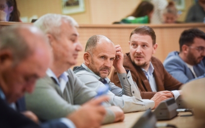 Jumătate din locuitorii orașului Miercurea Sibiului nu-și plătesc impozitele: datoriile depășesc dublul încasărilor dintr-un an. Primarul din Săliște: „Punem popriri și pe Revolut”