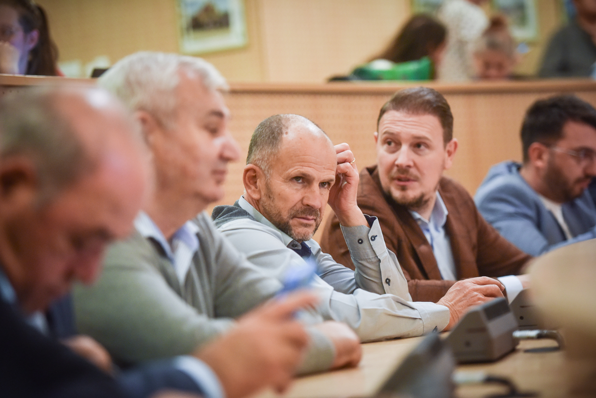 Impozitele nu se mai plătesc: jumătate din locuitorii din Miercurea Sibiului n-au plătit dările pe case și mașini. La Săliște, Primăria pune popriri și pe Revolut