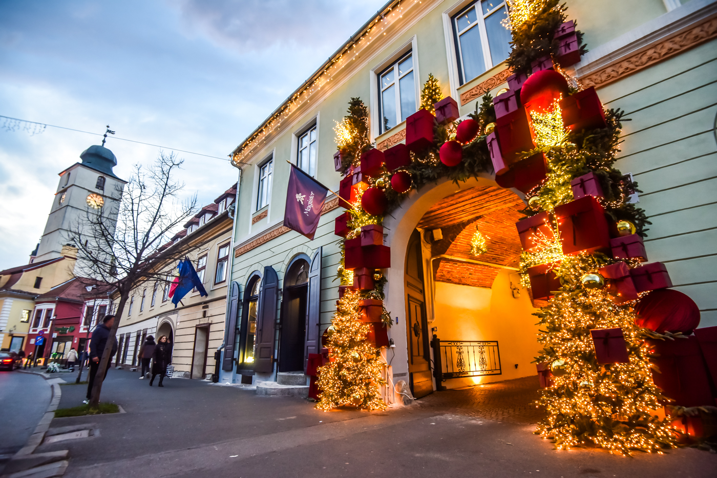 Știrile zilei de marți, 18 noiembrie: Decorațiuni, reabilitare și fotbal