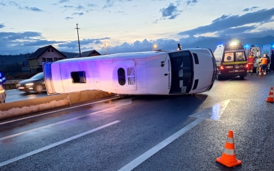Plan roșu pe DN1, la Veștem: Accident grav, în care este implicat un microbuz de transport persoane