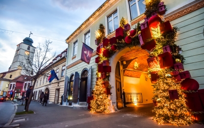 Știrile zilei de marți, 18 noiembrie: Decorațiuni, reabilitare și fotbal