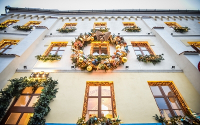 Primele clădiri împodobite de Crăciun, la Sibiu: coroniță de trei metri și jumătate, un trabant cu luminițe și ghirlande voluminoase. „Ne dorim să sărbătorim împreună cu cei care ne vizitează”