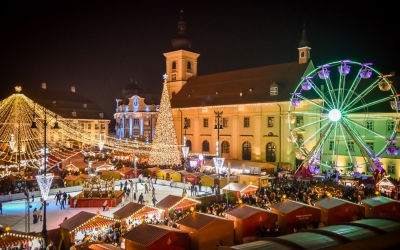 Un sibian a găsit bani în Piața Mare, la deschiderea Târgului de Crăciun. Polițiștii așteaptă proprietarul acestora. „Suma de bani poate fi recuperată”