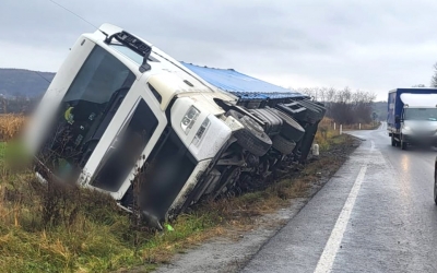 TIR răsturnat pe DN 14, la intrarea în Slimnic. Trafic îngreunat