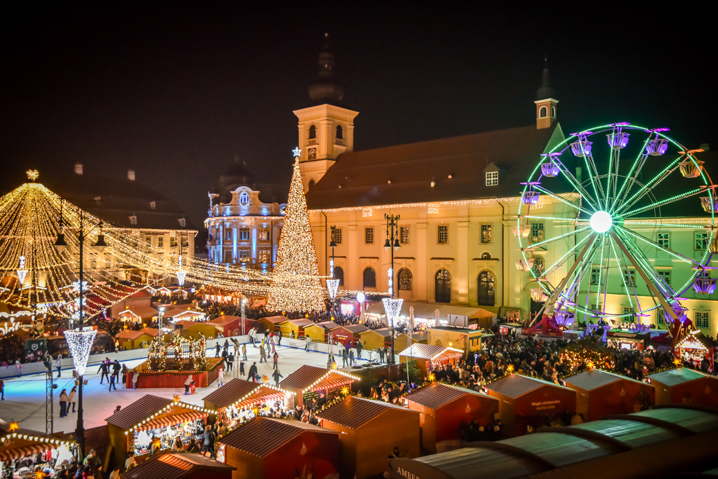 Un sibian a găsit bani în Piața Mare, la deschiderea Târgului de Crăciun. Polițiștii așteaptă proprietarul acestora. „Suma de bani poate fi recuperată”