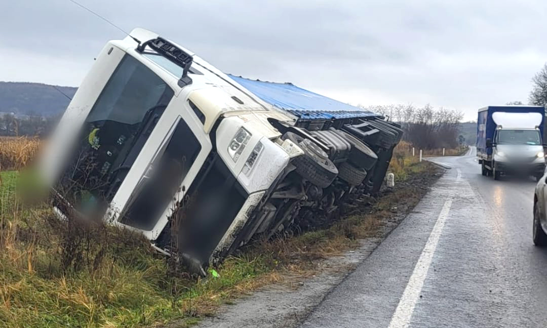 TIR răsturnat pe DN 14, la intrarea în Slimnic. Trafic îngreunat