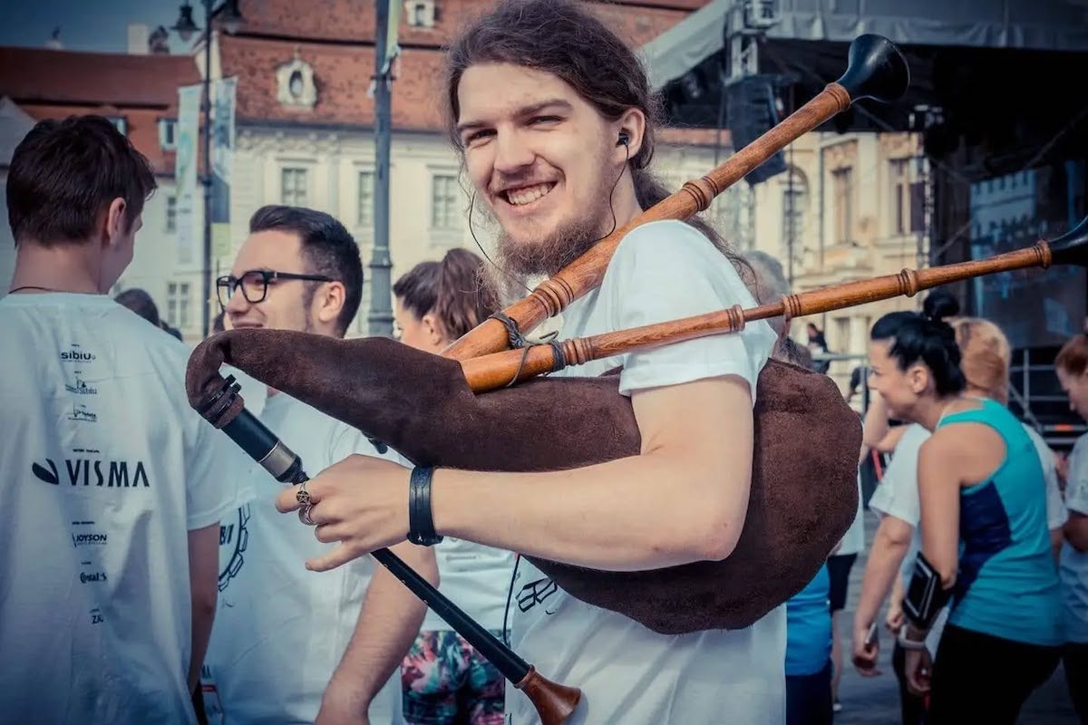 Andrei Oltean, solistul trupei E-an-na, scoate la licitație cimpoiul primit de la familie în urmă cu 16 ani, pentru a ajuta Asociația Animal Life. „După ce am cutreierat lumea cu el, am decis să-l schimb și să fac un bine”