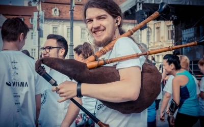 Andrei Oltean, solistul trupei E-an-na, scoate la licitație cimpoiul primit de la familie în urmă cu 16 ani, pentru a ajuta Asociația Animal Life. „După ce am cutreierat lumea cu el, am decis să-l schimb și să fac un bine”