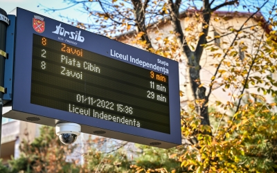 Încă 130 de stații de autobuz din Sibiu vor avea afișaje digitale. Astrid Fodor anunță și achiziția a 16 autobuze noi