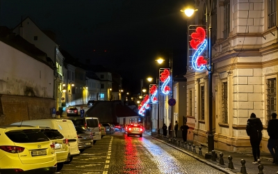 Primăria Sibiu a înlocuit o parte din decorațiunile de Crăciun cu unele cu inimioare: „Din dorința unei estetici mai diferite și contemporane”