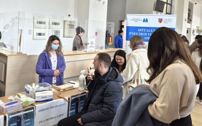 Spirometrii gratuite pentru studenți Universității „Lucian Blaga”. Medic: „Fumatul, expunerea la poluare, vaparea sau infecțiile respiratorii repetate, încep adesea încă din adolescență și pot afecta plămânii pe termen lung”
