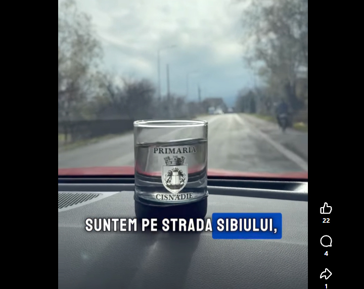 Primarul Mircea Orlățan a făcut testul paharului pe strada str. Sibiului, proaspăt deschisă traficului: Testăm planeitatea covorului asfaltic