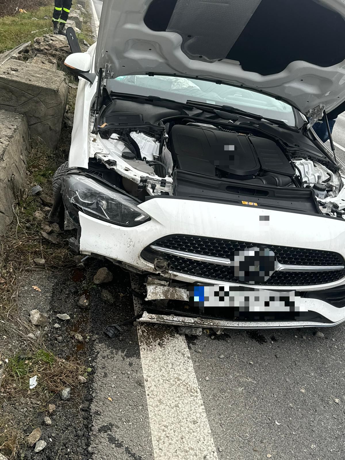 Accident pe Valea Oltului: Șoferul, singur în mașină, era drogat