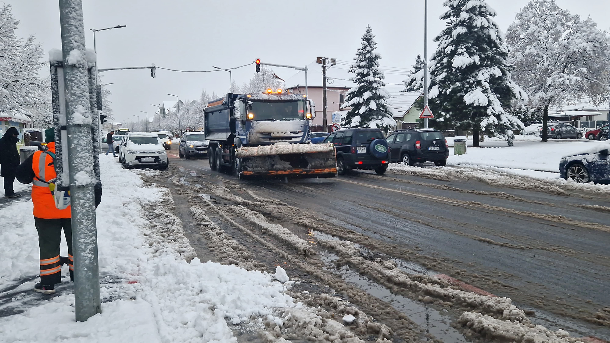 Drumuri și Poduri, societate a Consiliului Județean, cumpără servicii de deszăpezire de aproape 250.000 de lei, deși are zeci de utilaje. Explicațiile companiei