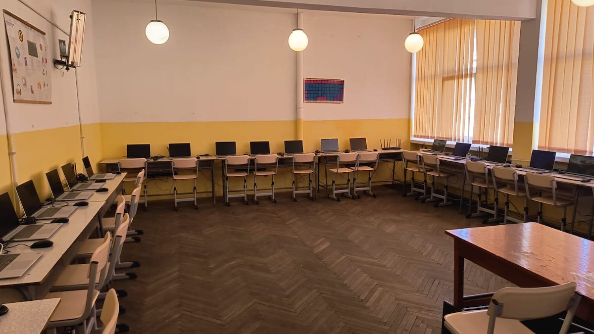 Continuă distribuirea de echipamente pentru dotarea unităților de învățământ din Mediaș