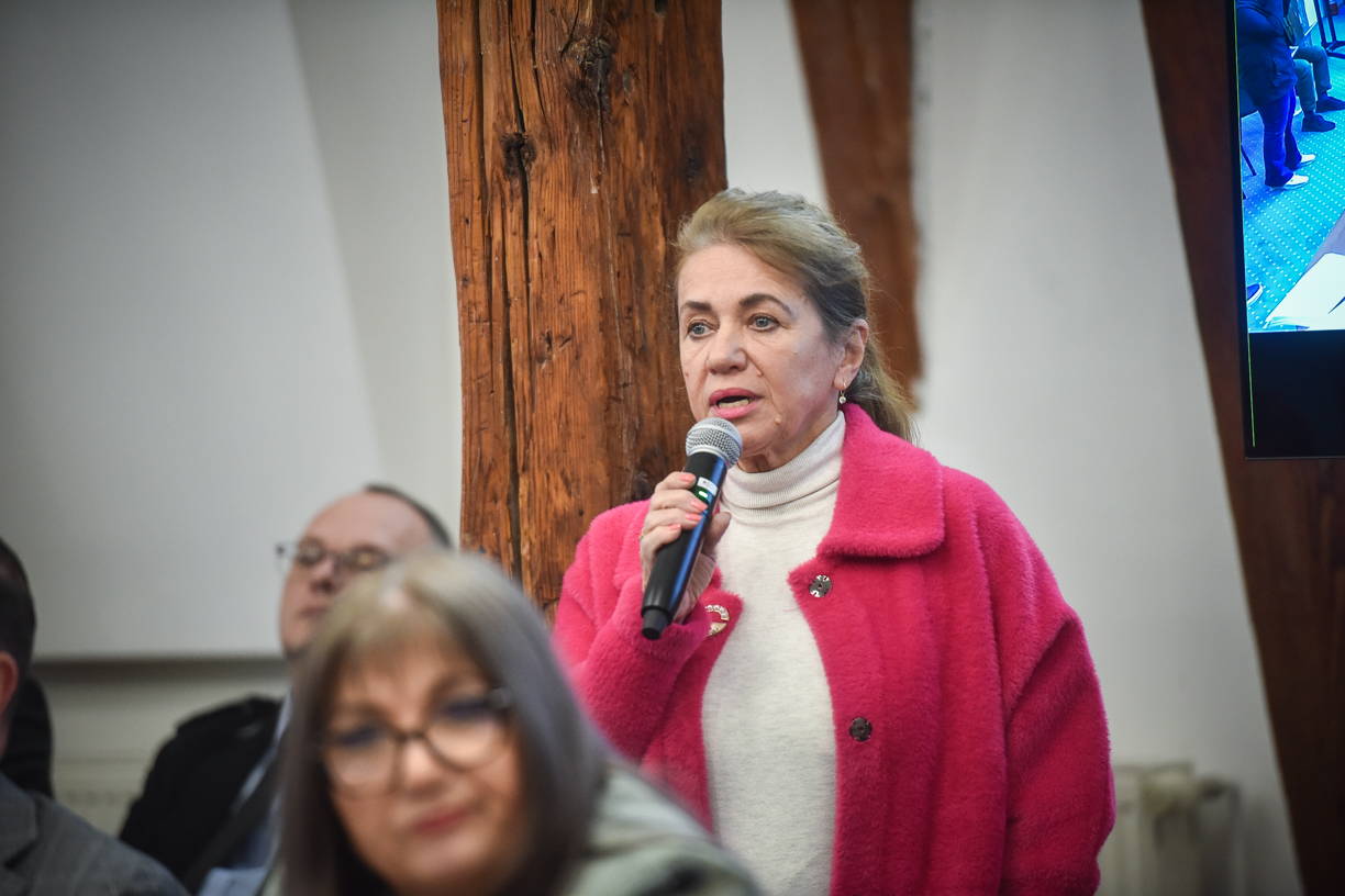 Simona Pop, directoarea școlilor din Sibiu, sancționată pentru „pasivitate” înainte de pensionare, pentru că n-ar fi măsurat un teren închiriat din curtea Energeticului. Instanța i-a dat dreptate, pe fond