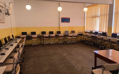 Continuă distribuirea de echipamente pentru dotarea unităților de învățământ din Mediaș