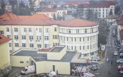 Operație în premieră la Spitalul Județean Sibiu: proteze artificiale la ambele șolduri, în aceeași intervenție. Pacienta de 73 de ani se recuperează