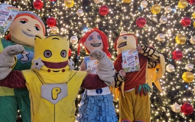 Spiriduși inediți la Târgul de Crăciun din Sibiu: Super-eroii colectării separate s-au întâlnit cu sute de copii în Piața Mare