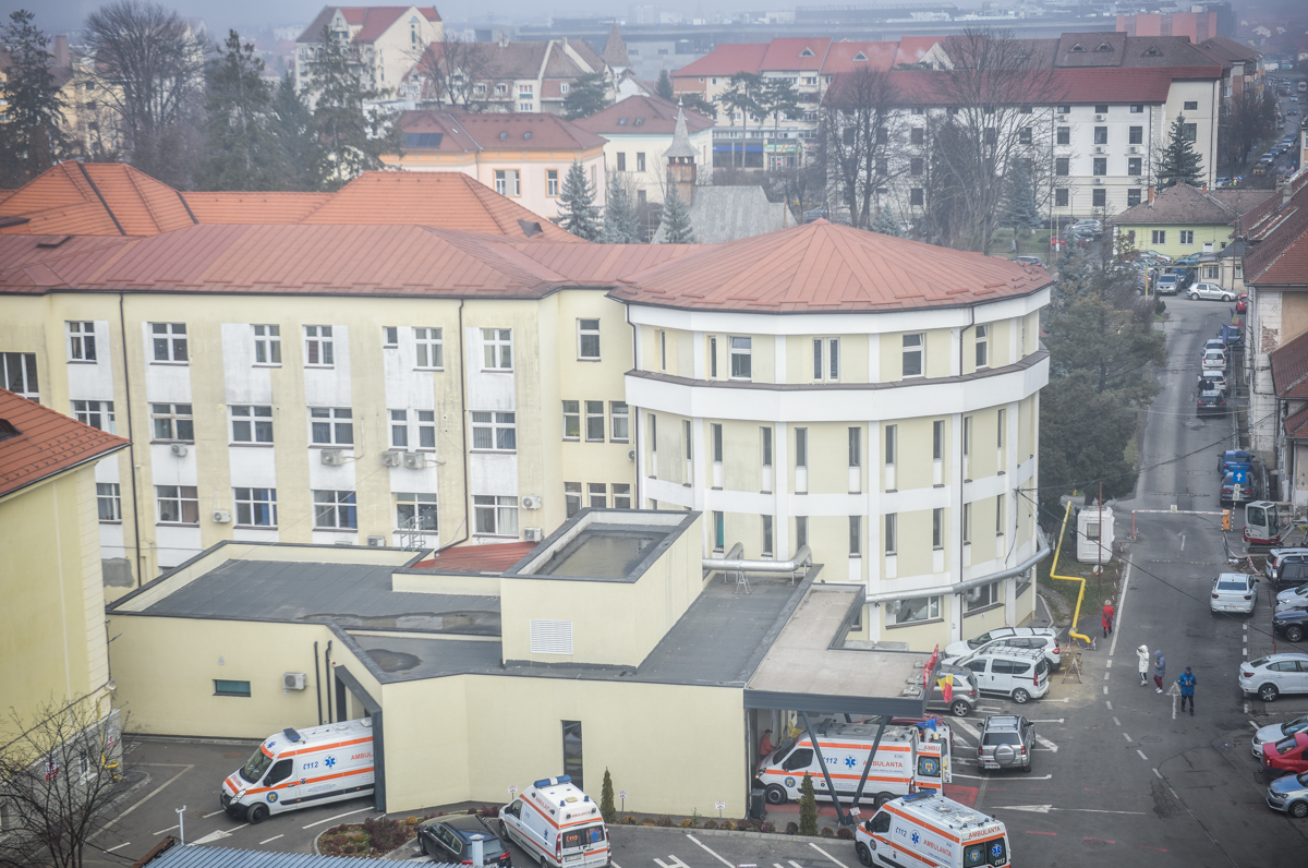 Operație în premieră la Spitalul Județean Sibiu: proteze artificiale la ambele șolduri, în aceeași intervenție. Pacienta de 73 de ani se recuperează