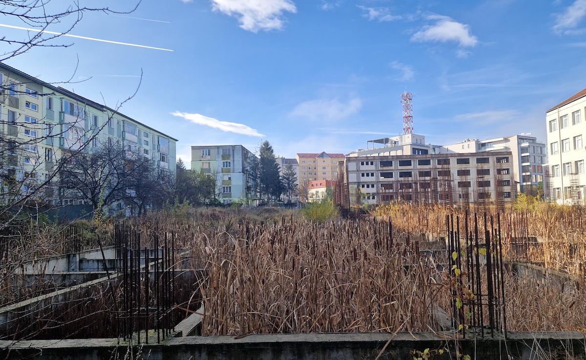 Început acum șase ani, noul Liceu de Artă al Sibiului e acoperit de papură în așteptarea unei noi expertize. Instanța amenință cu amenda