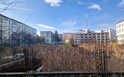 Început acum șase ani, noul Liceu de Artă al Sibiului e acoperit de papură în așteptarea unei noi expertize. Instanța amenință cu amenda