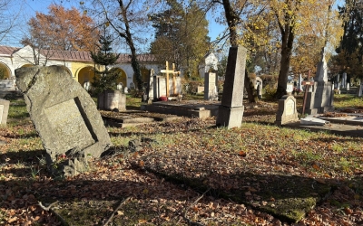 FOTO Dintr-un frumos parc, o pădure de cruci. 118 ani de la prima înmormântare în Cimitirul Municipal. Legătura cu Viena și istoria celui mai frumos monument, cel al feministei Lotte Binder