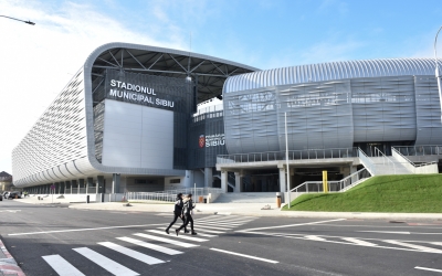 Proiect: 14 clase de la Școala ”I.L. Caragiale” se mută la stadion și în containere. ”Accesul în vestiare, tribune și sălile de conferință e strict interzis”