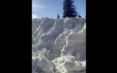 VIDEO ”Ninge” la Păltiniș, la 12 grade Celsius. Se împrăștie pe pârtie zăpada ținută peste vară
