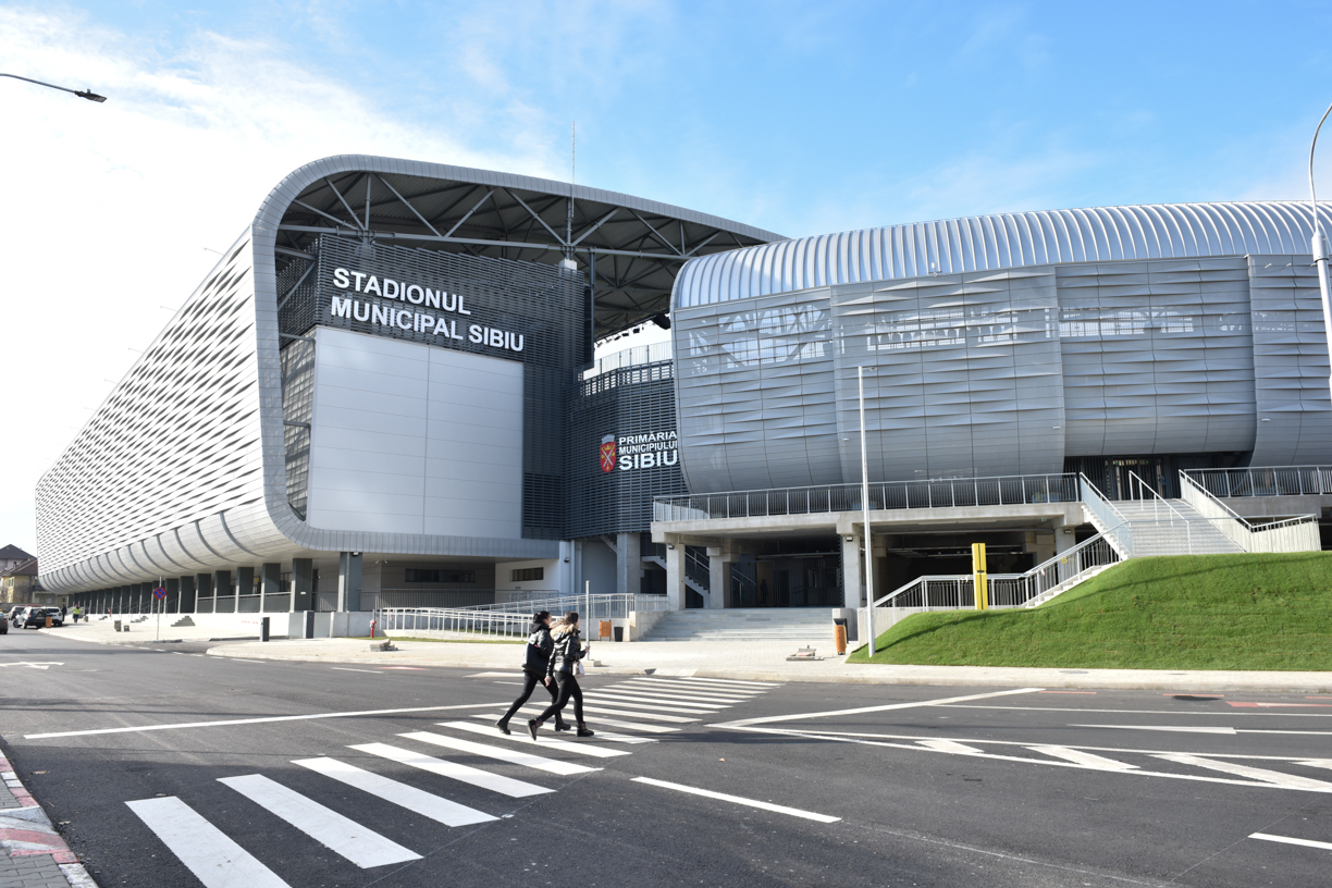 Proiect: 14 clase de la Școala ”I.L. Caragiale” se mută la stadion și în containere. ”Accesul în vestiare, tribune și sălile de conferință e strict interzis”