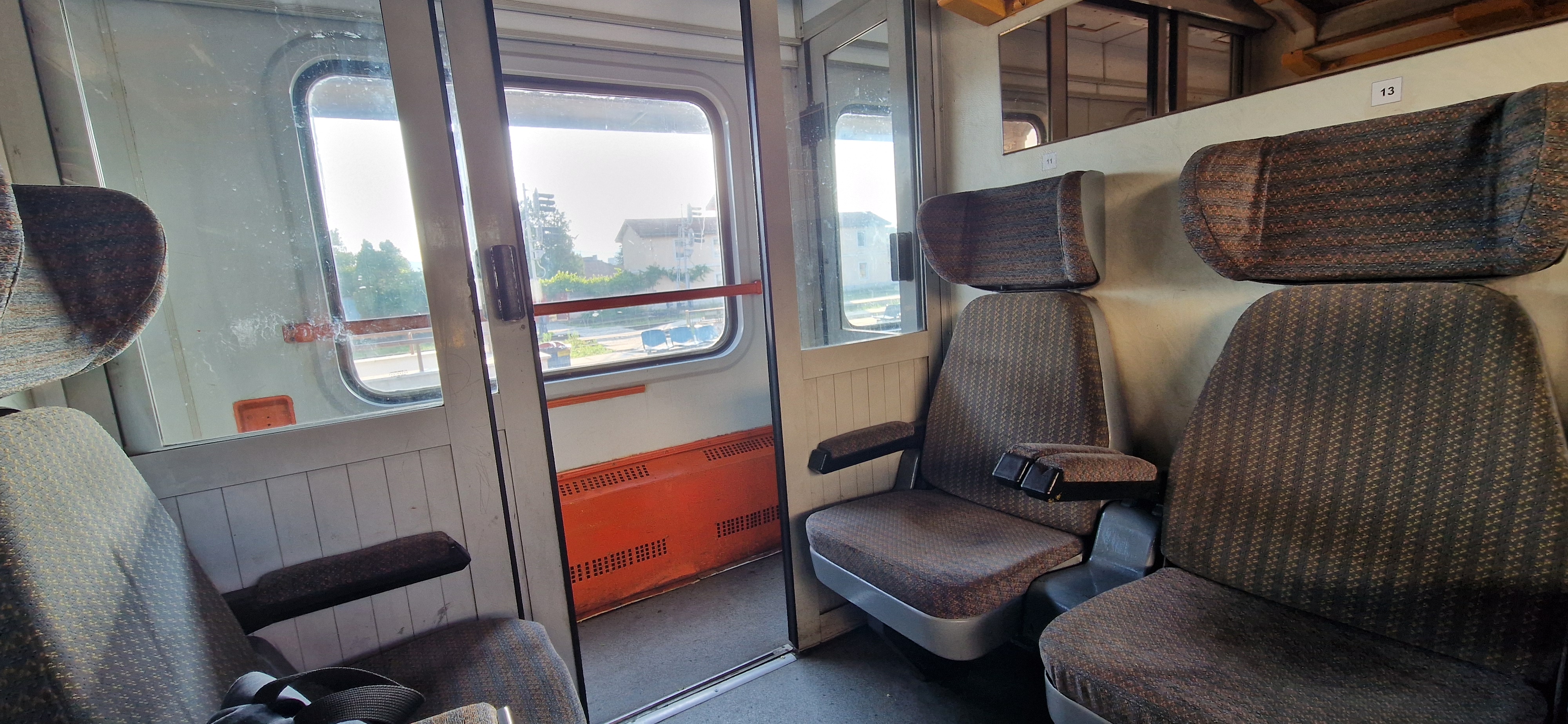 Tânără mușcată de ploșnițe într-un tren CFR. A ajuns la spital, iar familia a făcut plângere. A călătorit pe ruta București - Sighet